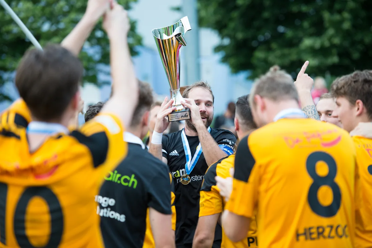Jeder darf ihn mindestens einmal in die Höhe hieven: der Wetziker Goalie Mauro Gantenbein mit dem Pokal. (Archiv) Sportplatz/Sporthalle Stighart, Kloten, Wetzikon