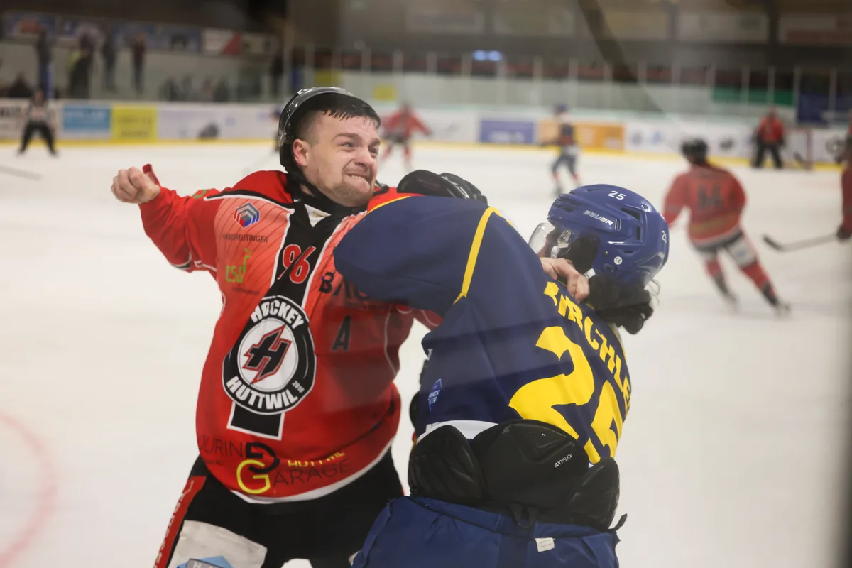 Der Dübendorfer Ari Birchler (rechts) und Huttwil-Spieler Timon Nyffeler geben sich Saures. Die Frage aber ist: Wohin genau blickt Nyffeler, während er seinen nächsten Schlag platziert? Huttu Nyffeler Timon gegen Birchler Ari Shane
