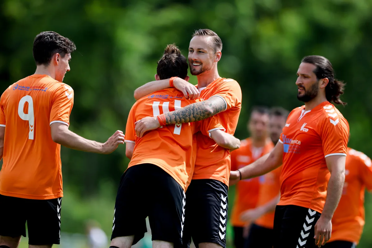 Torjubel von Fussballern.