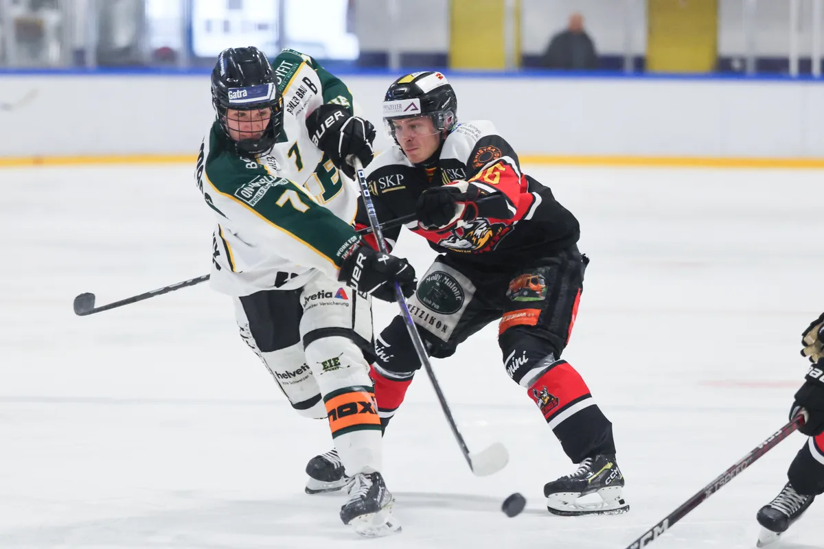 27746974-3 Die Vikings (Maurice Schmid, rechts) behielten im Derby gegen den EIE (Nico Winterberger) das bessere Ende für sich.