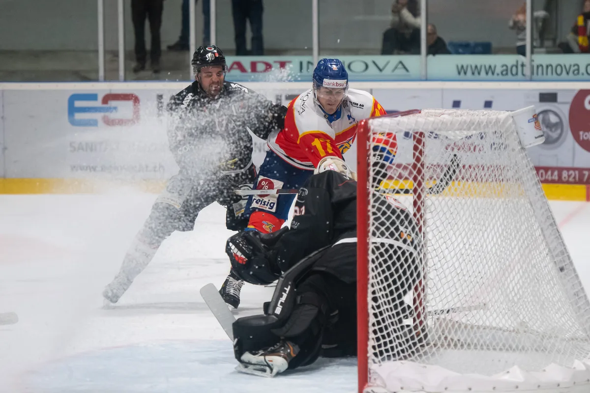 Eishalle im Chreis, Dübendorf Allevi Jari gegen Delemont Taillard Cyril und Goalie Rensch Derian