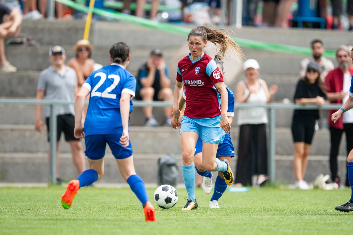 Effretikons Nisha Angst versucht die frühere Schweizer Nationalspielerin im Höngger Dress, Barla Deplazes, zu stoppen. Sportplatz Griespark, Effretikons Nisha Angst gegen Hönggs Barla Deplazes