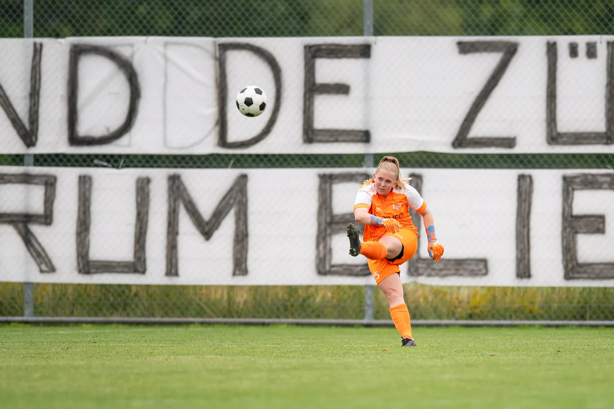 Weiter Abschlag: Effretikons Torhüterin Natascha Frieden mit dem grossen Transparent im Rücken. Sportplatz Griespark, Effretikons Natascha Frieden
