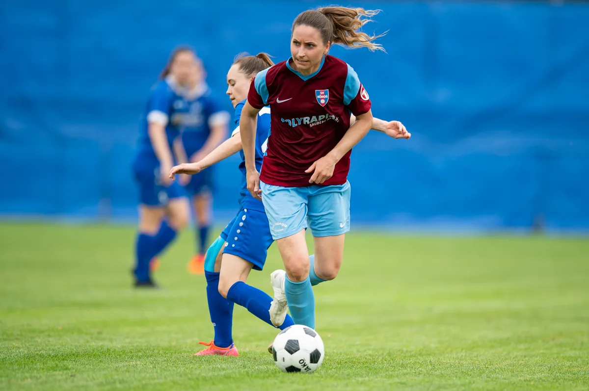 Die in Nänikon aufgewachsene Fussball-Quereinsteigerin Tanja Stella holte sich mit Höngg den Titel. Sportplatz Griespark, Hönggs Tanja Stella