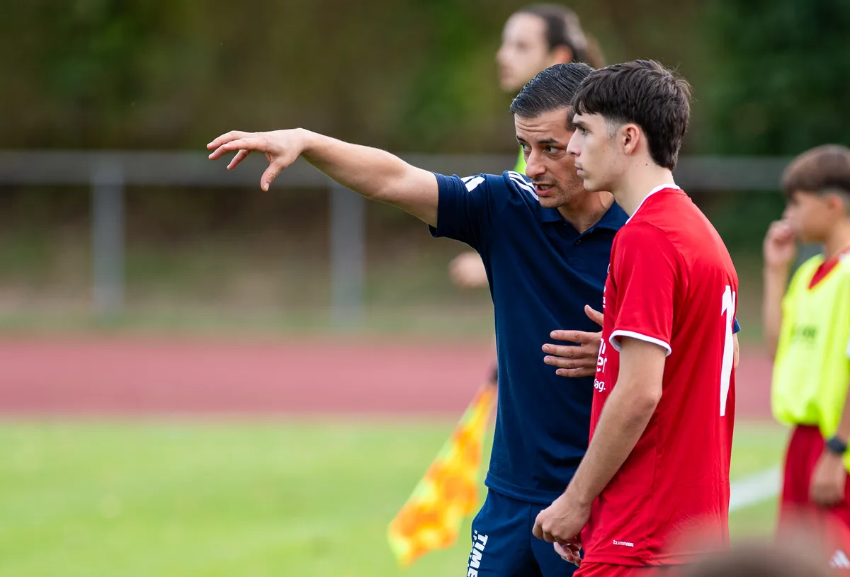 Usters Trainer Daniele Demasi (links) sagt: «Wir brauchen einfach zu lange, bis unser Motor warm ist.» (Archiv) Usters Trainer Daniele Demasi (links) sagt: «Wir brauchen einfach zu lange, bis unser Motor warm ist.» (Archiv)