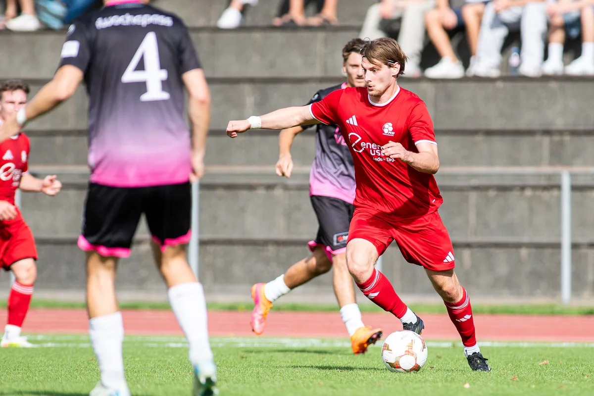 13912611-2 Im siebten Meisterschaftsspiel gab es für den FC Uster (Raphael Bachmann, rechts) das erste kleine Erfolgserlebnis. (Archiv)