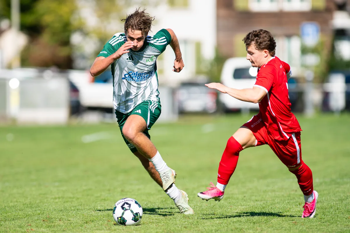 13505406-1 Der FC Wald (Leonardo Szega, links) hat sich die ersten drei Punkte der Saison erkämpft. (Archiv)