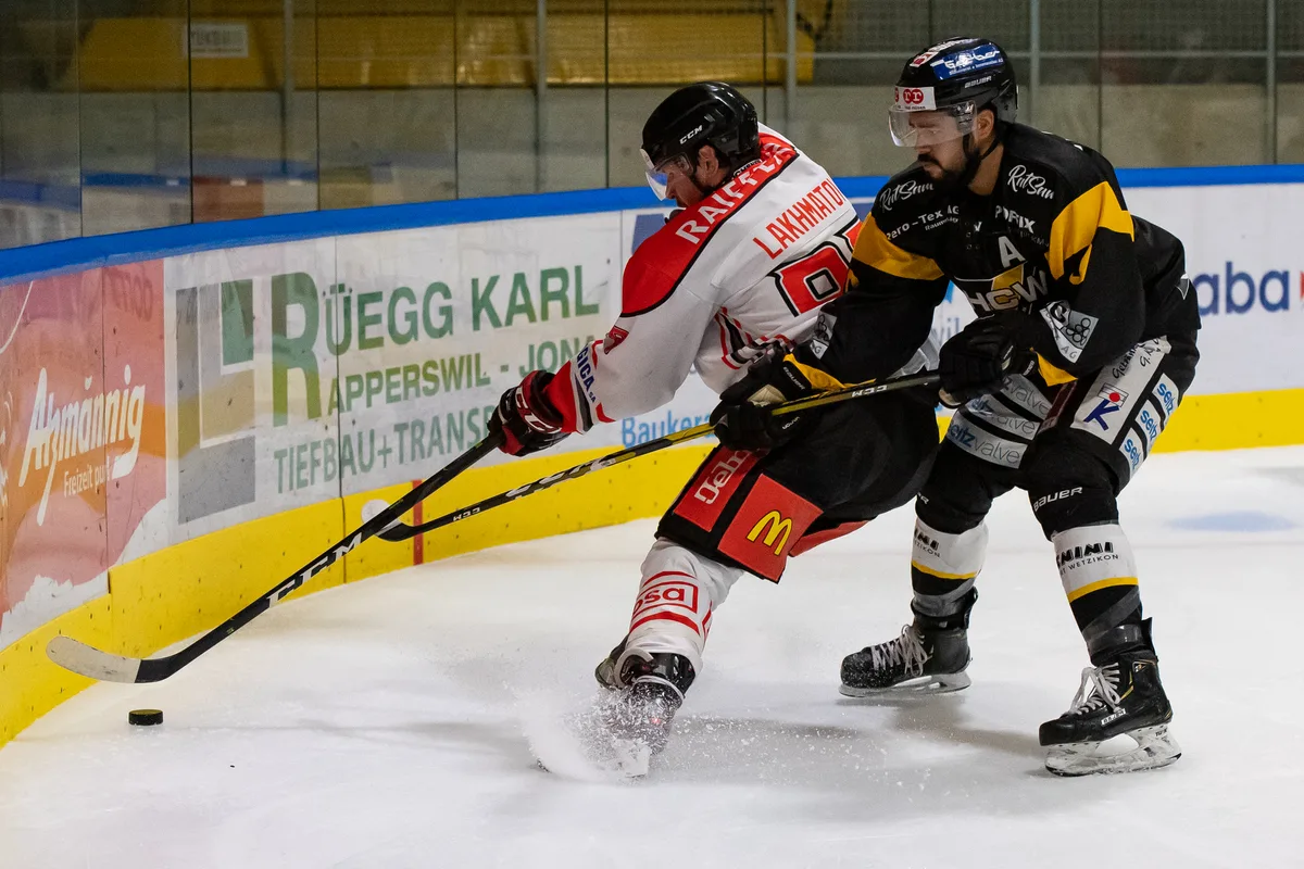 10716951-3 Ein steter Unruheherd: Auf den 41-jährigen Witali Lachmatow (links) müssen die Wetziker (Brent Buchmüller) aufpassen.Archivfoto: Robert Pfiffner