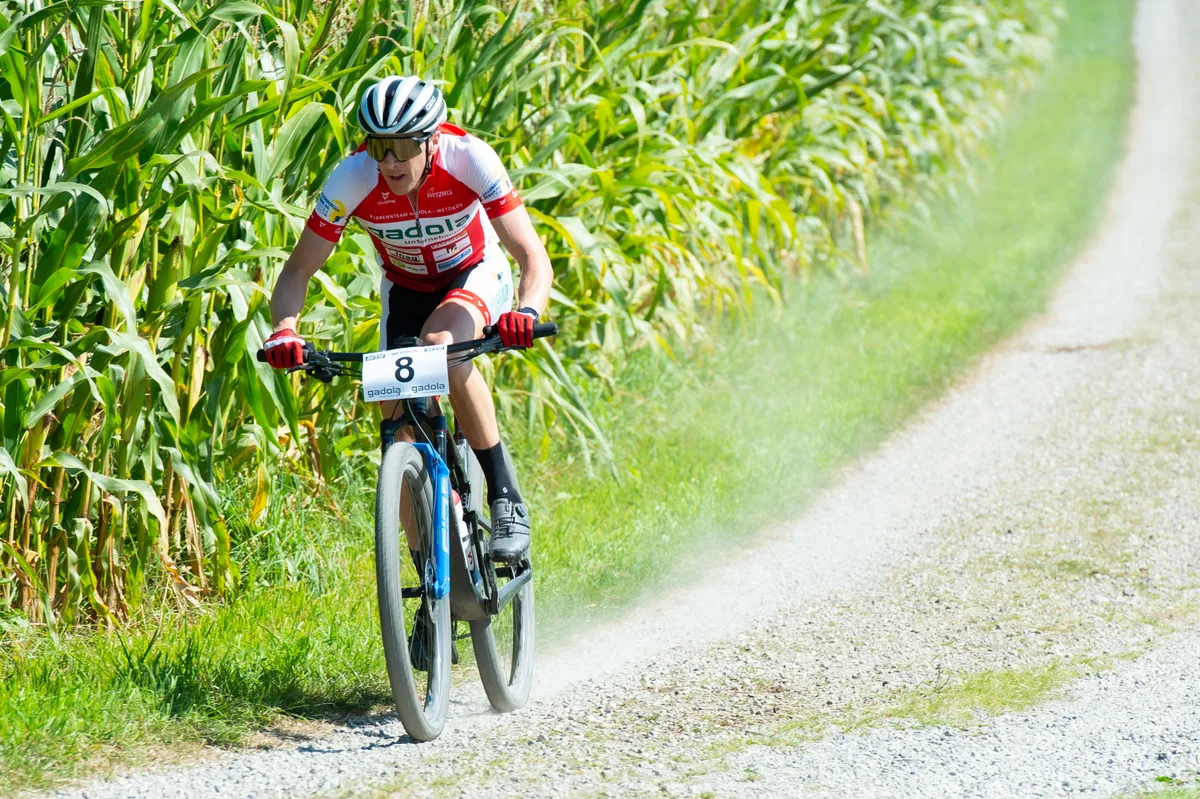 MTB-Series in Wetzikon. Konny Looser fährt an einem Maisfeld vorbei.