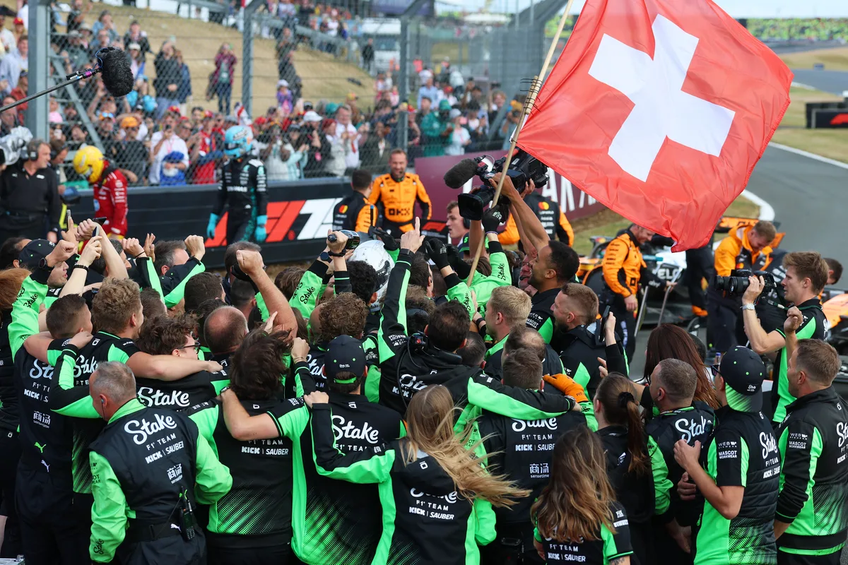 Die Sauber-Crew feiert ihren Helden Nico Hülkenberg – da darf die Schweizer Flagge nicht fehlen. Die Sauber-Teammitglieder schwenken eine Schweizer Flagge