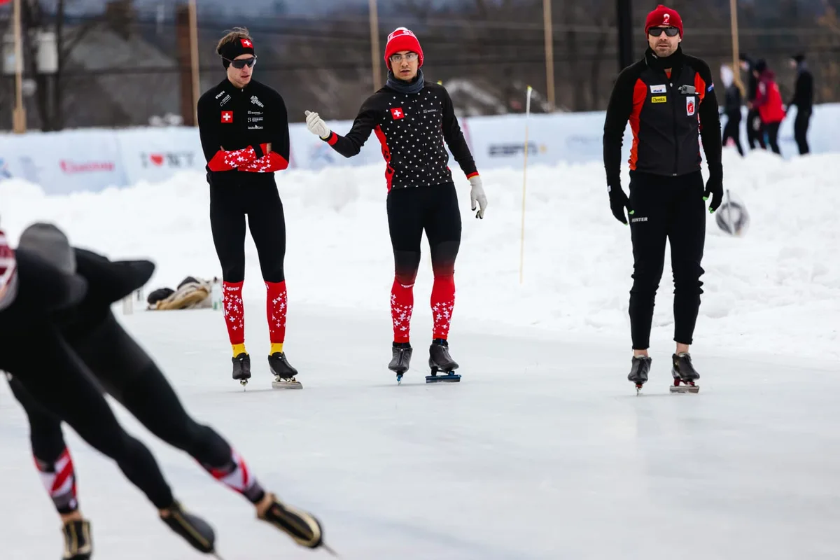 10715834-2 Jeff Kitura (rechts) mit den Athleten Thibault Metreaux und Dietrich Varaklis an der Universiade.