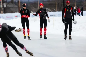 10715834-2 Jeff Kitura (rechts) mit den Athleten Thibault Metreaux und Dietrich Varaklis an der Universiade.