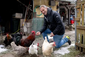Urs Wolfensberger bei sich zuhause im Garten. Urs Wolfensberger bei sich zuhause im Garten.