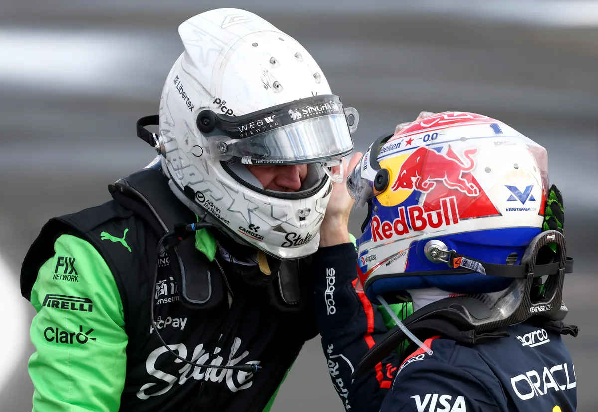 … und Streicheleinheiten von Weltmeister Max Verstappen, mit dem Hülkenberg gut befreundet ist. Max Verstappen gratuliert Nico Hülkenberg