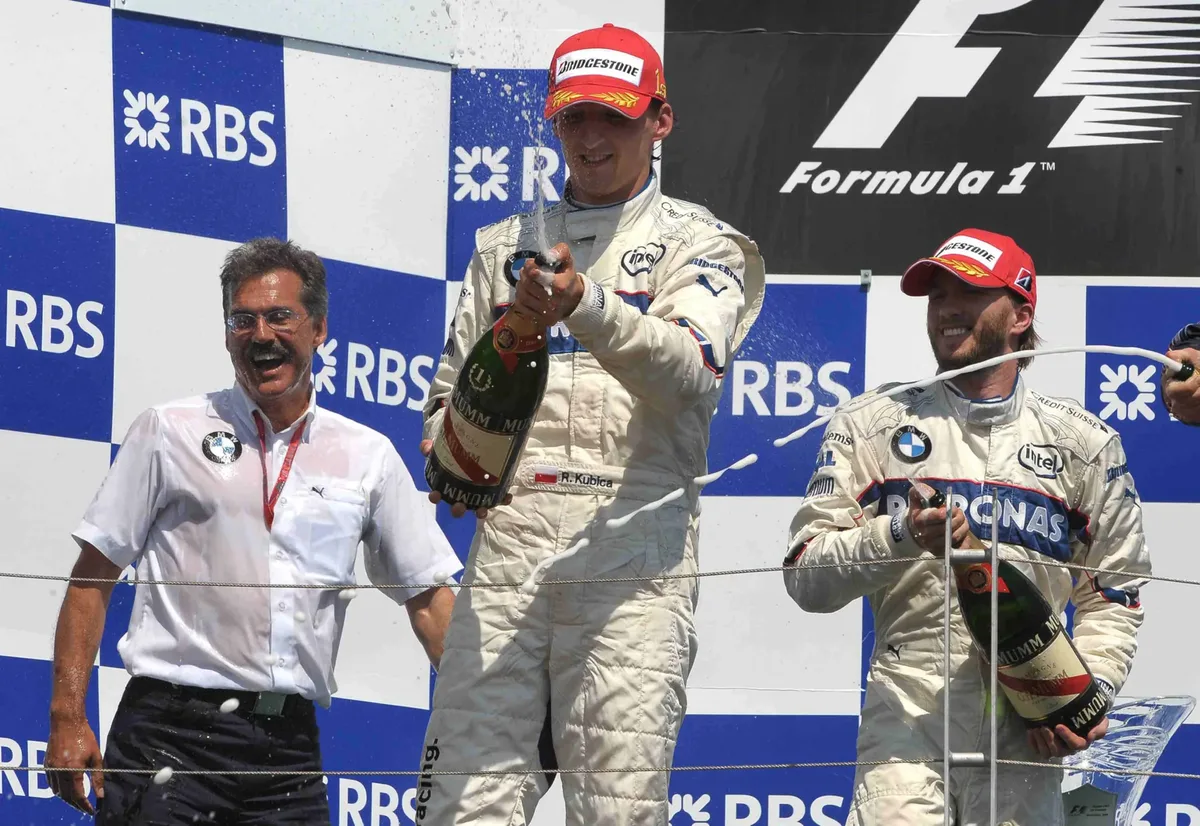 Zum Wohl! Robert Kubica (Mitte) und Nick Heidfeld bescherten ihrem Chef Mario Theissen (links) eine Champagnerdusche auf dem Podest. Robert Kubica (Mitte) siegt 2008 in Kanada vor Teamkollege Nick Heidfeld (rechts) und feiert mit BMW-Motorsportdirektor Mario Theissen.