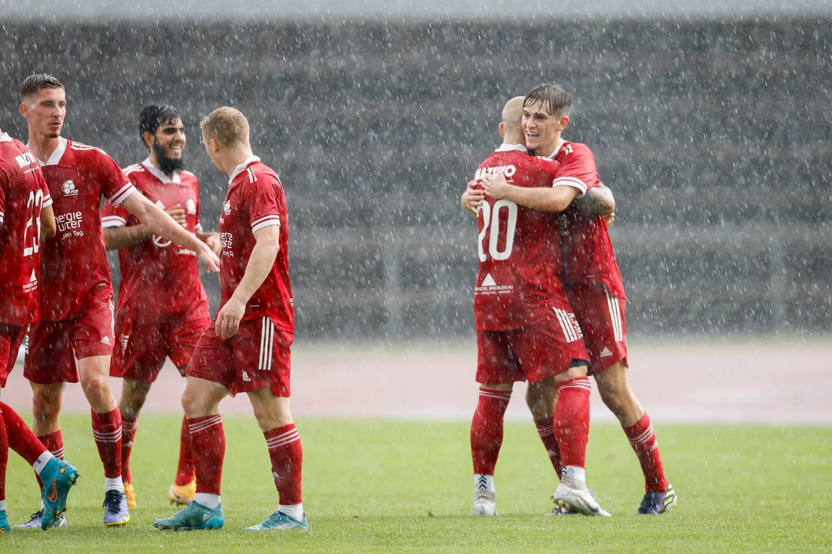 Wollen wieder jubeln: Die Spieler des FC Uster haben sich einen Spitzenplatz zum Ziel gesetzt.