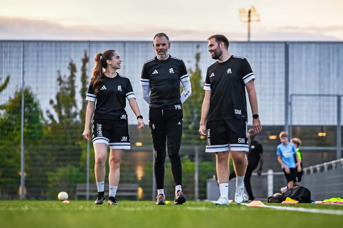 Joelina, Patrik und Severik Meier vor dem Training auf der Ustermer Sportanlage Buchholz. Joelina, Patrik und Severik Meier vor dem Training auf der Ustermer Sportanlage Buchholz.