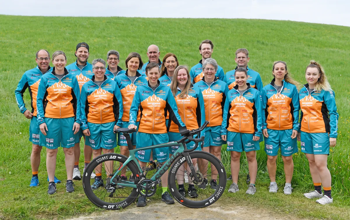 Nicole Reist und ihr aktuelles Team: Über 100 verschiedene Personen unterstützten die Weisslingerin während ihrer Karriere. Ultracyclerin Nicole Reist (Weisslingen) und ihr Team