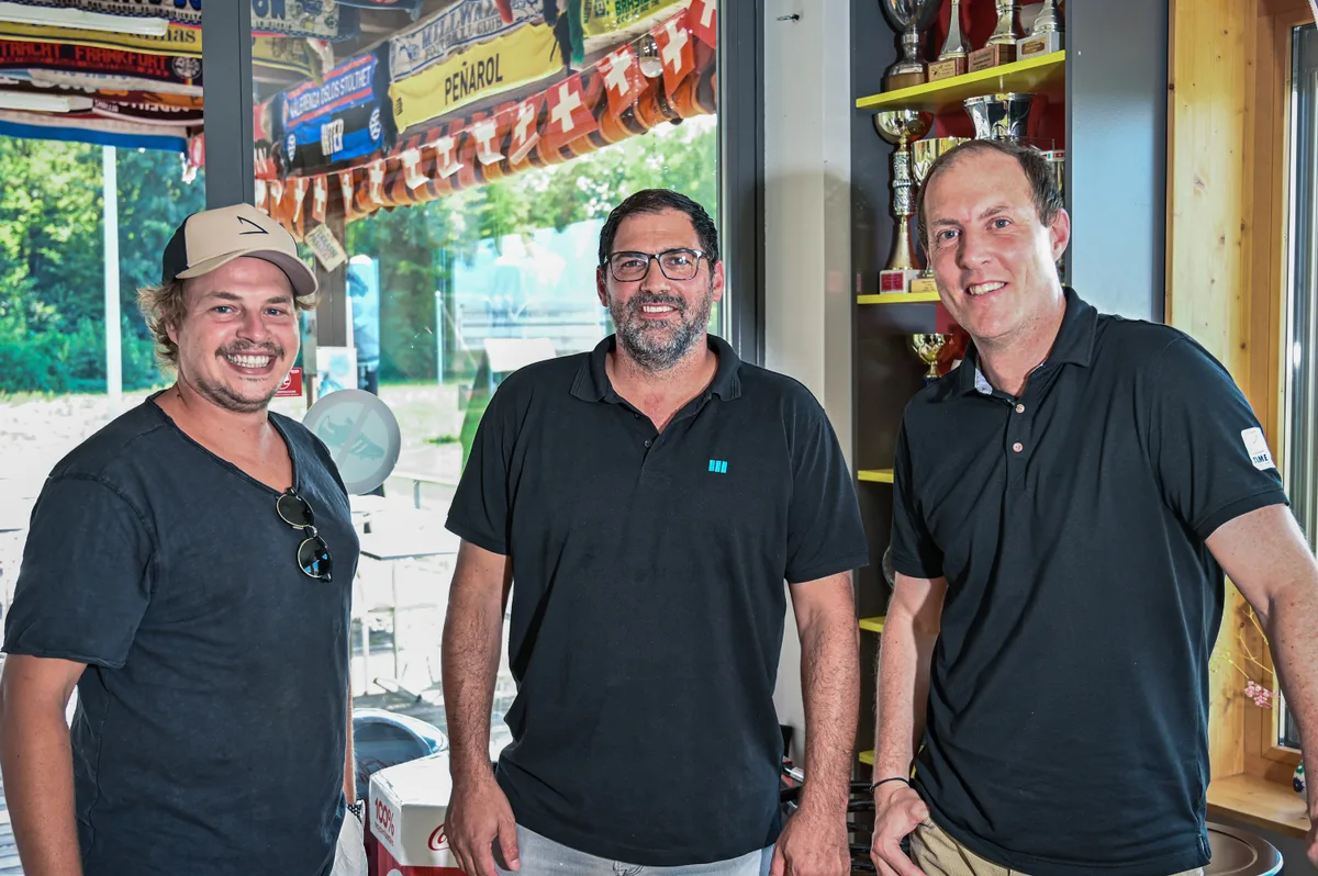 Waren sich im Klubhaus des FC Greifensee bei vielem einig: Simon Schaich vom gastgebenden FCG, Gossau-Trainer Andreas Häsler und Usters Sportchef Philipp Bünter (von links). 