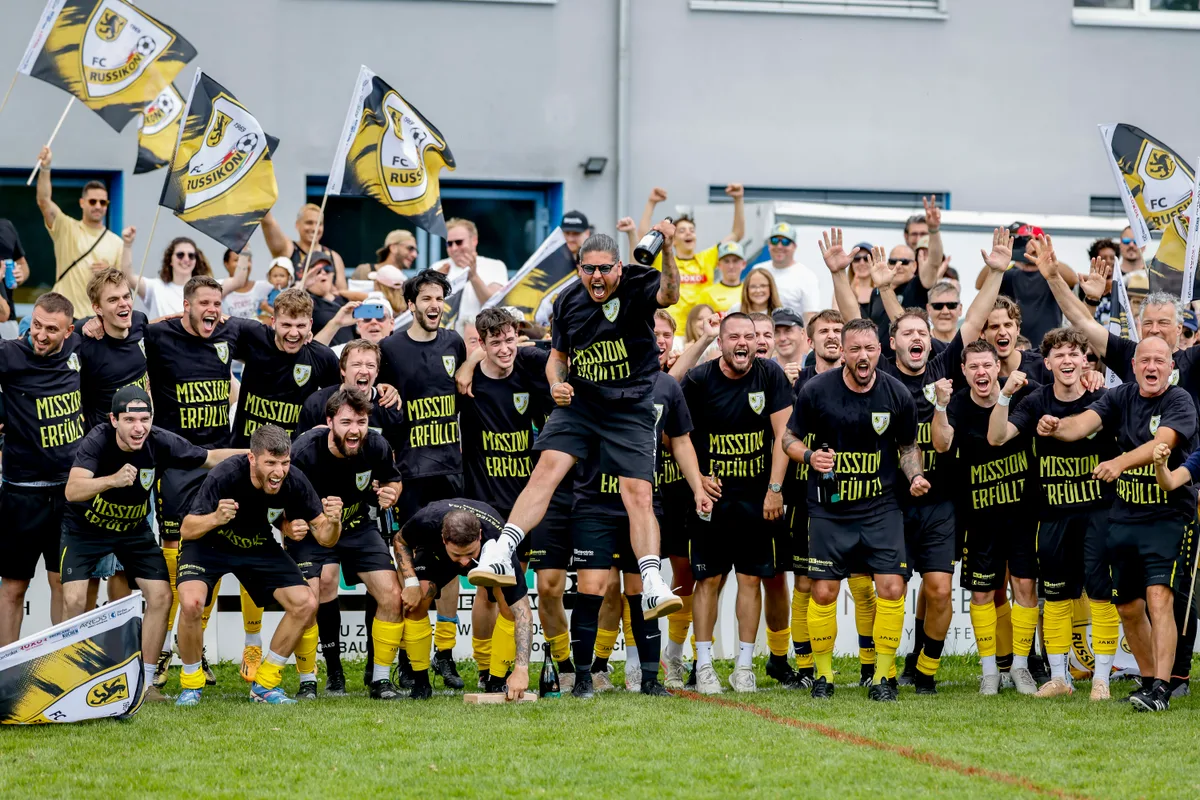 Zeit für Luftsprünge: Der FC Russikon jubelt über den Aufstieg in die 3. Liga. Zeit für Luftsprünge: Der FC Russikon jubelt über den Aufstieg in die 3. Liga.