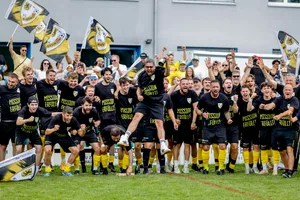 Zeit für Luftsprünge: Der FC Russikon jubelt über den Aufstieg in die 3. Liga. Zeit für Luftsprünge: Der FC Russikon jubelt über den Aufstieg in die 3. Liga.