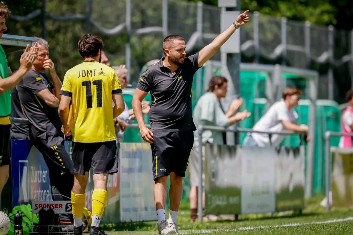 Trainer Luca Steiner zeigt die Richtung an – es geht für den FC Russikon nach oben. Jubelbilder, nachdem der FC Russikon in die 3. Liga aufgestiegen ist.