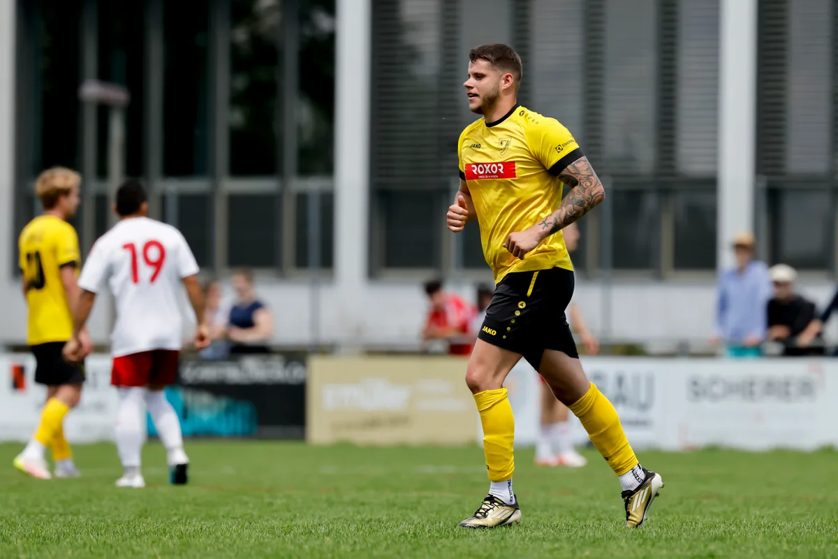 Er weiss, wo das gegnerische Tor steht: Der Russiker Stürmer Dylan Albero traf in 19 Spielen 20-mal. Jubelbilder, nachdem der FC Russikon in die 3. Liga aufgestiegen ist.