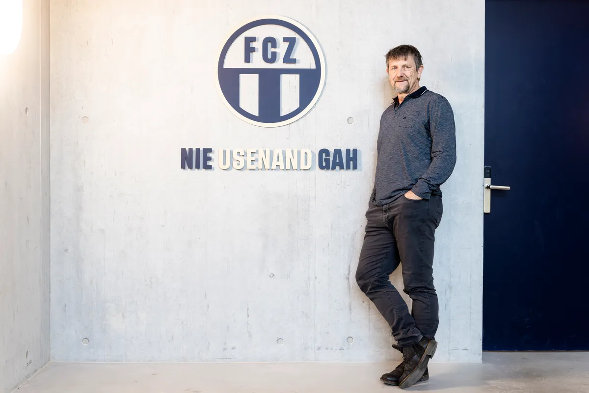 Heinz Russheim im und um das Gebäude des FCZ