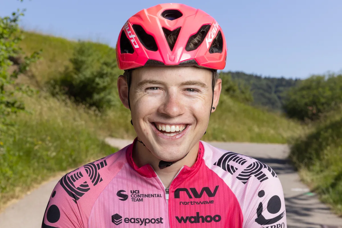 Radprofi Felix Stehli (Gibswil) posiert oberhalb von Bäretswil beim Bergpreis der SM 2023, bei der er auch OK-Mitglied ist.
