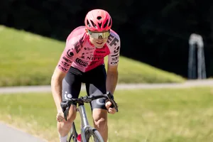 12640670-3 Radprofi Felix Stehli (Gibswil) posiert oberhalb von Bäretswil beim Bergpreis der SM 2023, bei der er auch OK-Mitglied ist.