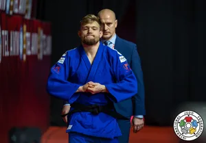 18345645-12 Nils Stump am Grand Slam Tel Aviv 2023 vor seinem Finalsieg. Im Hintergrund Nationalcoach Aleksei Budolin