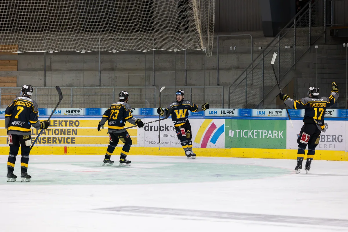 13846116-5 Jubel beim EHC Wetzikon: Der EHCW feiert im Heimspiel gegen Thun seinen ersten Saisonsieg.