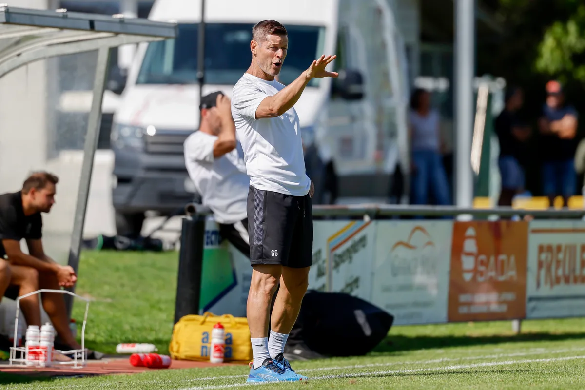 Greifensee-Trainer Gabor Gerstenmaier beim Coaching während des Spiels gegen Pfäffikon. (Archiv)