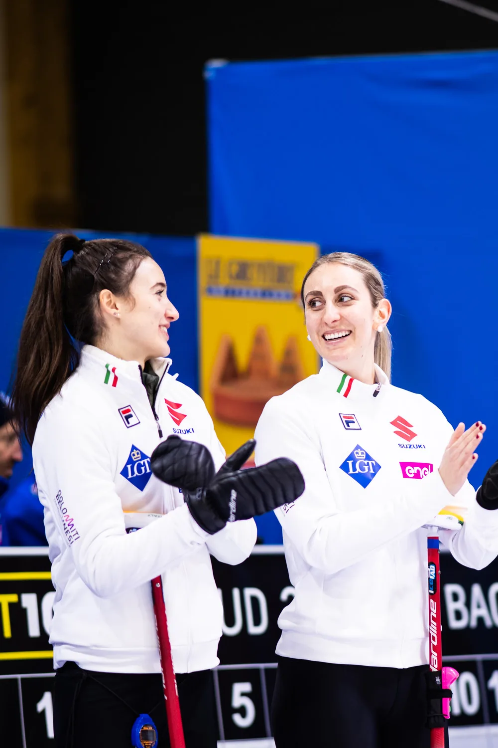 Elena Mathis (rechts) mit Skip Stefania Constantini. Zwei Curlerinnen sprechen miteinander