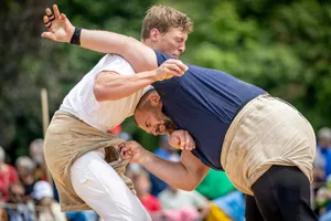 Schlussgang Fabian Kindlimann (dunkles Oberteil) gegen Janos Bachmann beim Bachtelschwinget 2025 in Hin Schlussgang Fabian Kindlimann (dunkles Oberteil) gegen Janos Bachmann beim Bachtelschwinget 2025 in Hin