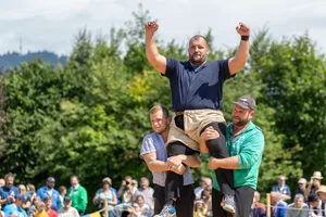 26824374-12 Schlussgang Fabian Kindlimann (dunkles Oberteil) gegen Janos Bachmann beim Bachtelschwinget 2025 in Hin