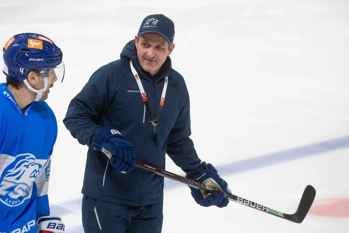 Er will eine offene Kommunikation pflegen: Marco Bayer, hier mit Captain Patrick Geering. ZSC-Trainer Marco Bayer