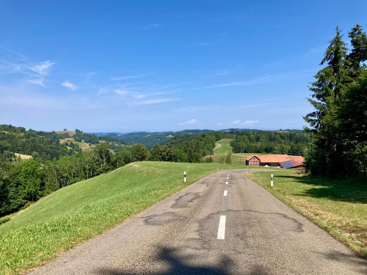Eine Strasse auf einem Grat.