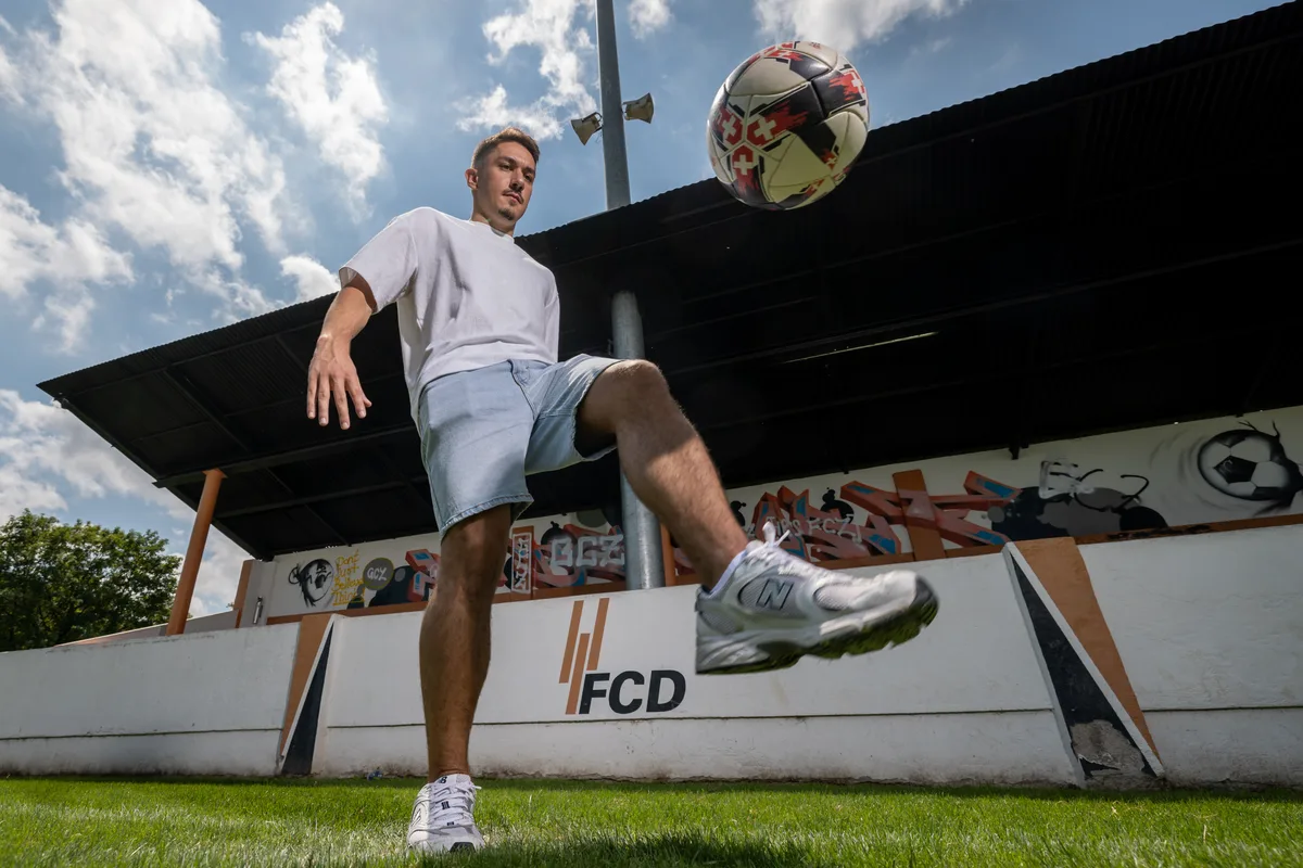 Der Ball ist Delil Feratis Freund. Sein Trainer Shaip Krasniqi schwärmt: «Was der manchmal für Tore erzielt.» Delil Ferati auf dem Sportplatz Zelgli in Dübendorf