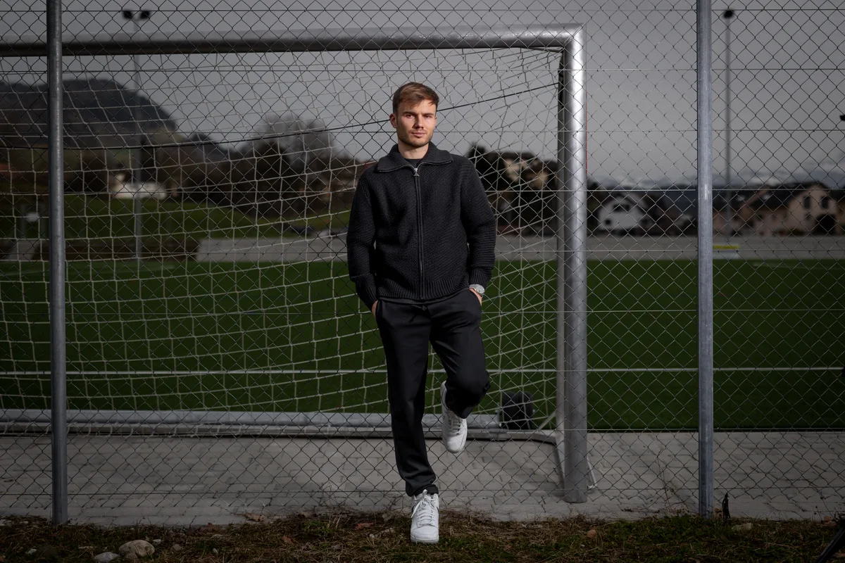 Dominik Schwizer portraitiert beim Fussballplatz des FC Wald