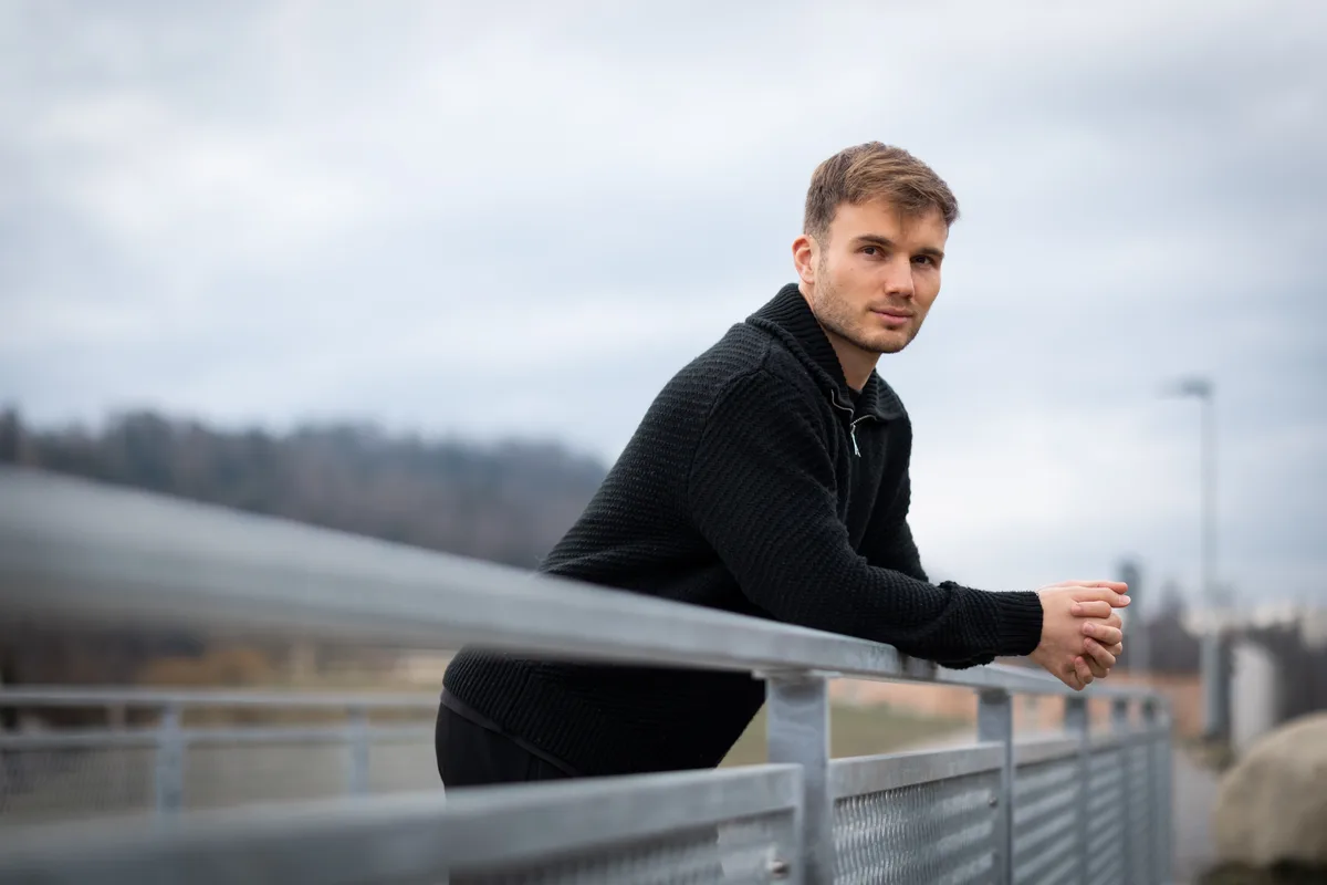 Dominik Schwizer portraitiert beim Fussballplatz des FC Wald