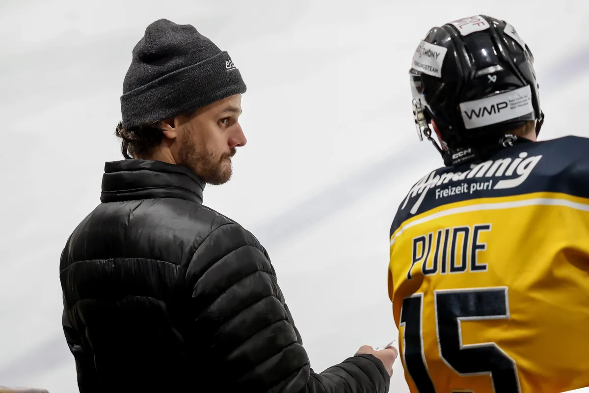 Der EHC Wetzikon hat an Qualität gewonnen – zur Freude von Trainer Cédric Hüsler, der sagt: «Es ist geil, ein gutes Team zu haben.» (Archiv)
