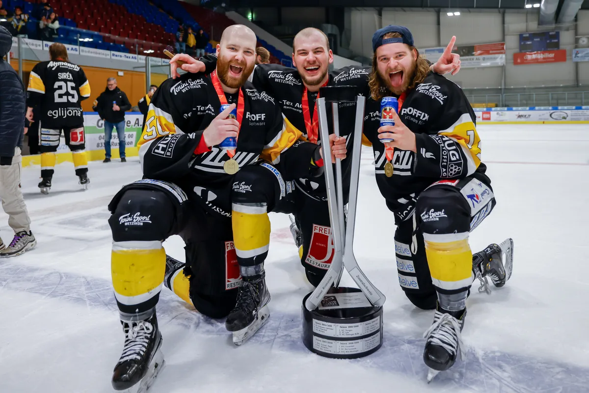 Siegtorschütze Denis Vrabec (Mitte), umrahmt von Captain Thomas Mettler (links) und Dennis Urech. Meisterfeier des EHC Wetzikon nach dem 4:3 Sieg gegen den HCV Sion.