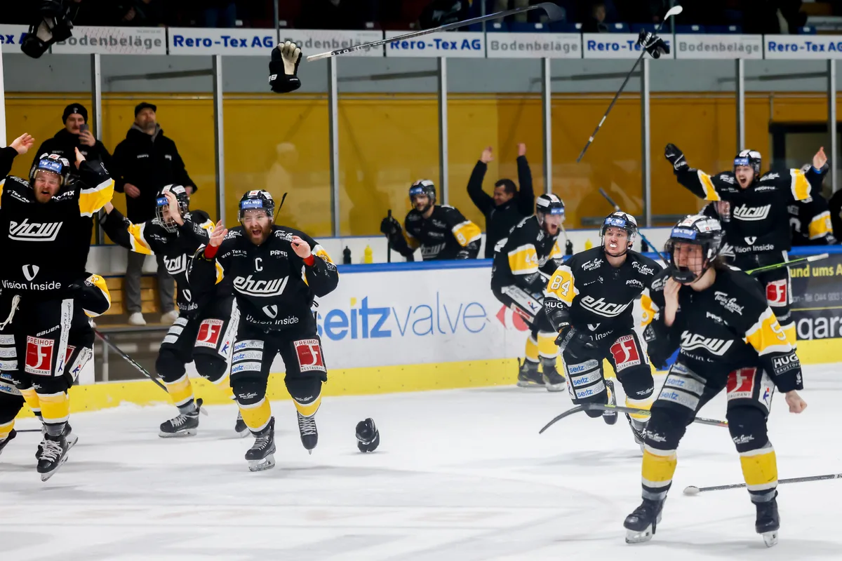 Aus und vorbei: Die Wetziker Spieler entern das Eis nach der Schlusssirene. Meisterfeier des EHC Wetzikon nach dem 4:3 Sieg gegen den HCV Sion.