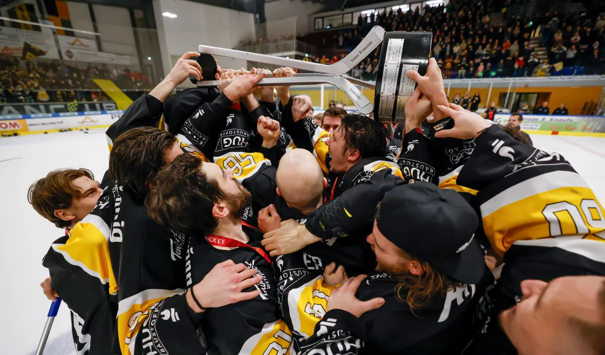 23740483-1 Meisterfeier des EHC Wetzikon nach dem 4:3 Sieg gegen den HCV Sion.