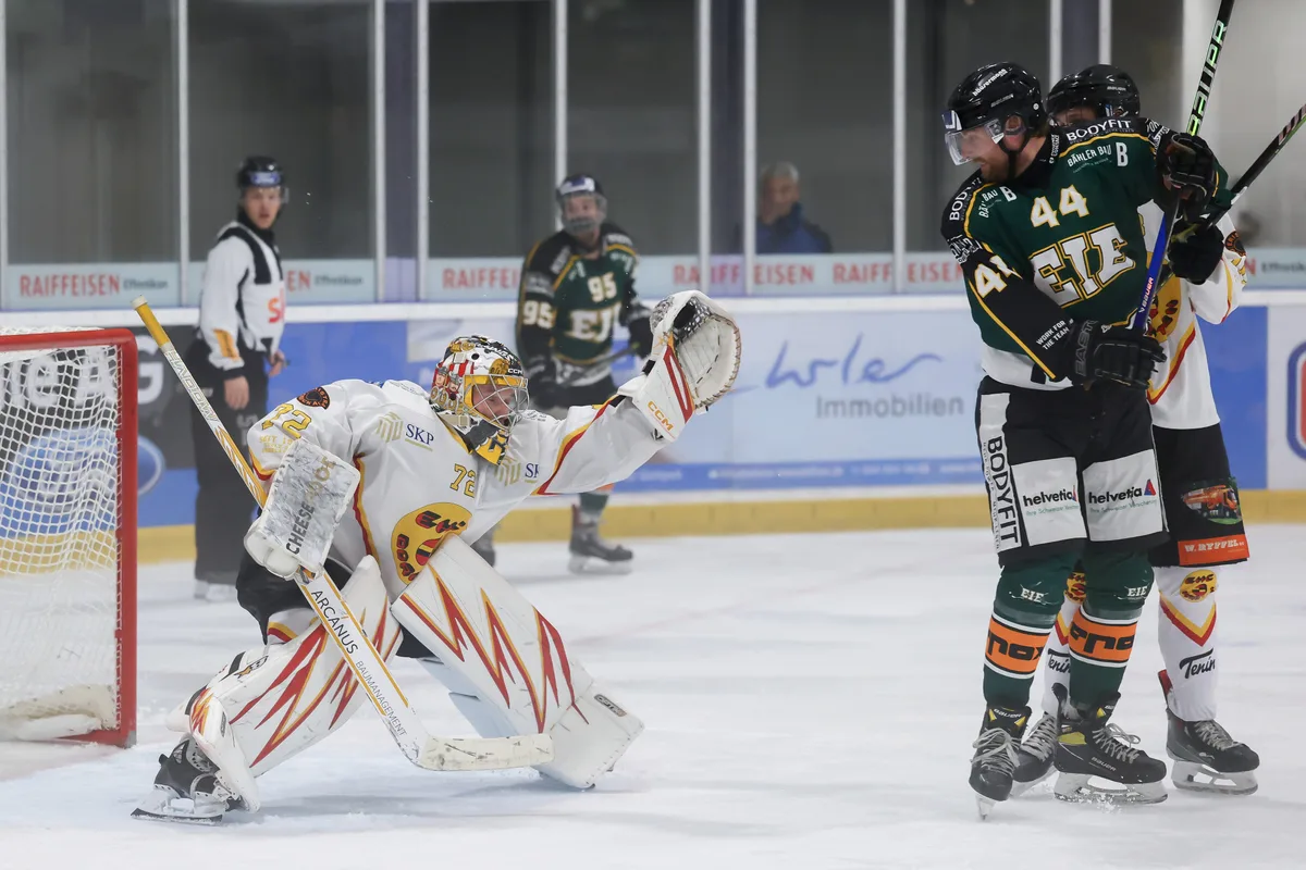 Vikings torhueter Robin Heeb haelt den Puck