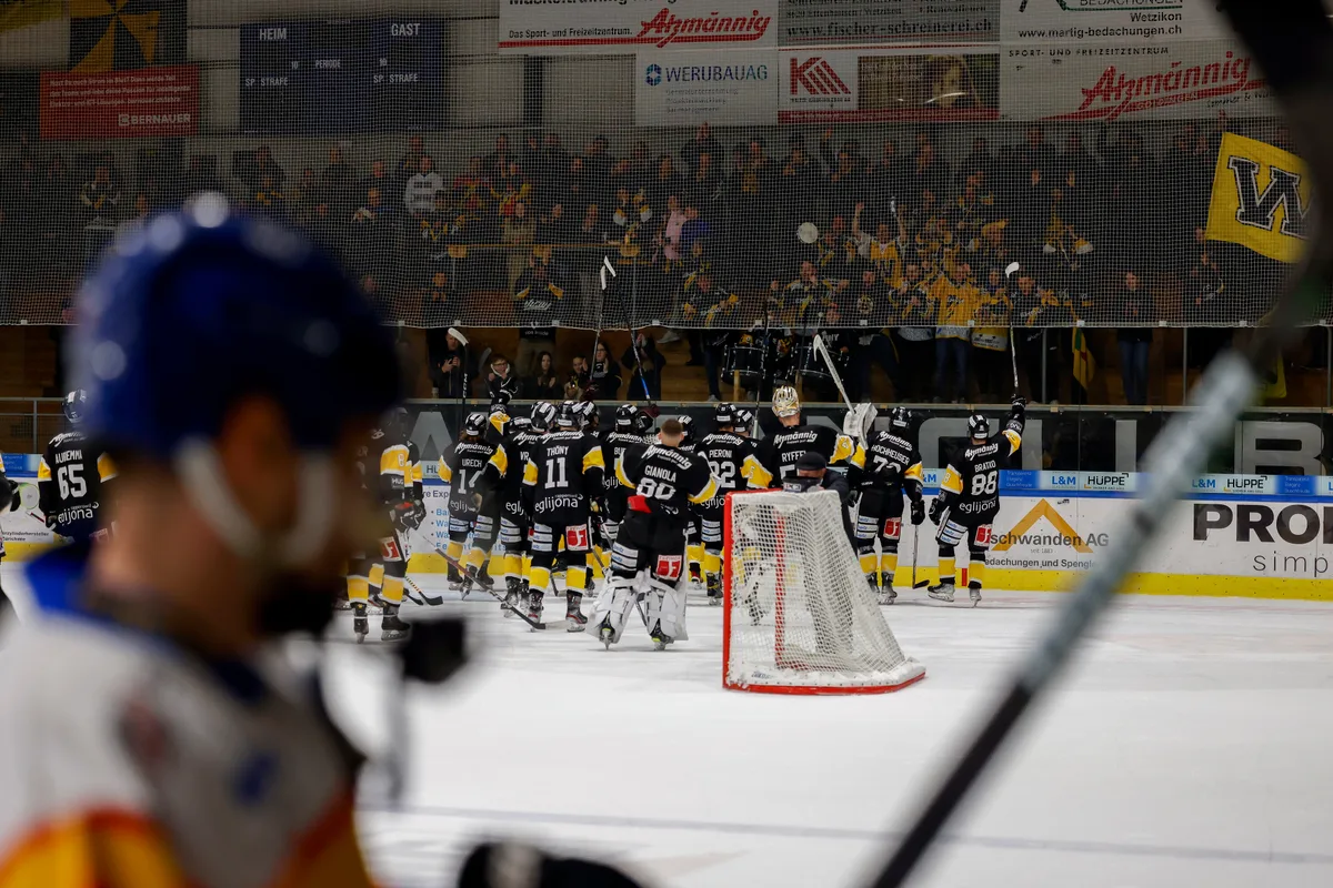 Wetzikon laesst sich von den Fans feiern.