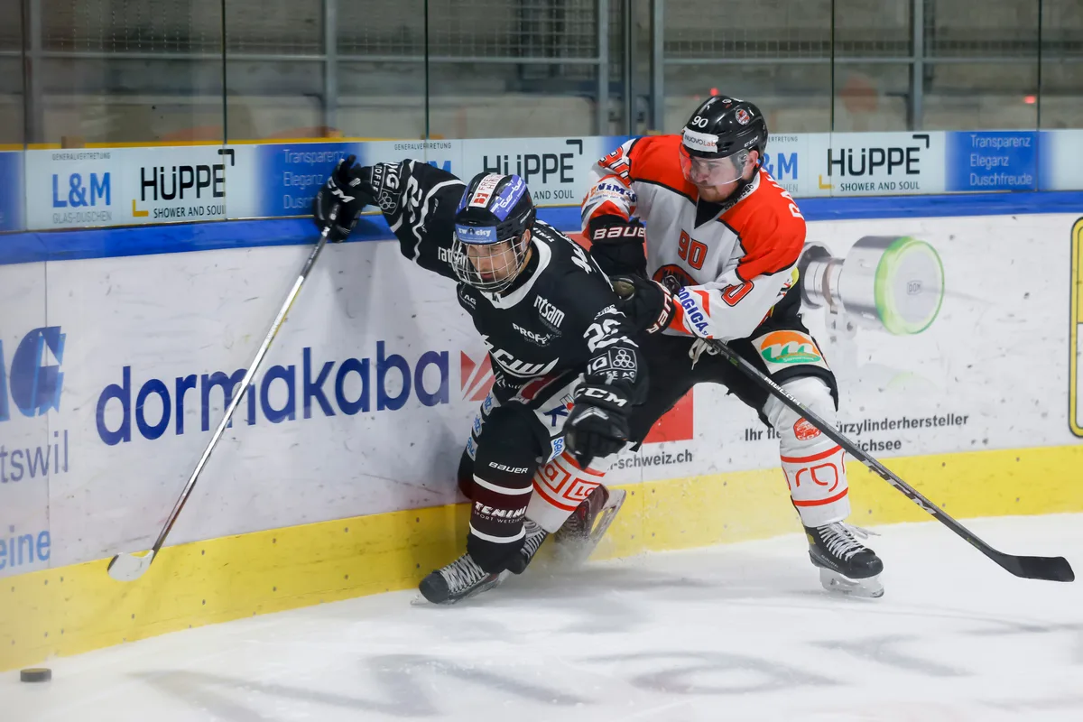 Aus der Balance geraten: Wetzikons Lars Neher (vorne) gegen Andres Pinana von Bellinzona.