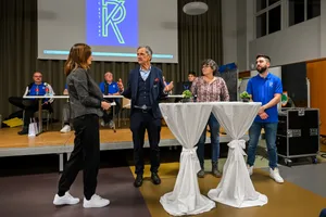 Grosse Ehre für kleinen Verein: Der kleine Fussballverein FC Kollbrunn-Rikon im Tösstal kriegt vom Schweizerischen Fussballverein (SFV) die Auszeichnung Quality Club. Auf dem Bild (v.l.): Nicole Julen, Direktion SFV, Dominique Blanc, Präsident SFV, Regina Ehrismann, Gemeindepräsidentin Zell/Rikon, Silvio Fernandes, Präsident FC Kollbrunn-Rikon Grosse Ehre für kleinen Verein: Der kleine Fussballverein FC Kollbrunn-Rikon im Tösstal kriegt vom Schweizerischen Fussballverein (SFV) die Auszeichnung Quality Club. Auf dem Bild (v.l.): Nicole Julen, Direktion SFV, Dominique Blanc, Präsident SFV, Regina Ehrismann, Gemeindepräsidentin Zell/Rikon, Silvio Fernandes, Präsident FC Kollbrunn-Rikon