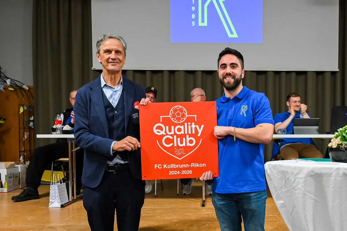 Grosse Ehre für kleinen Verein: Der kleine Fussballverein FC Kollbrunn-Rikon im Tösstal kriegt vom Schweizerischen Fussballverein (SFV) die Auszeichnung Quality Club. Auf dem Bild (v.l.): Dominique Blanc, Präsident SFV, Silvio Fernandes, Präsident FC Kollbrunn-Rikon. Foto: Enzo Lopardo.